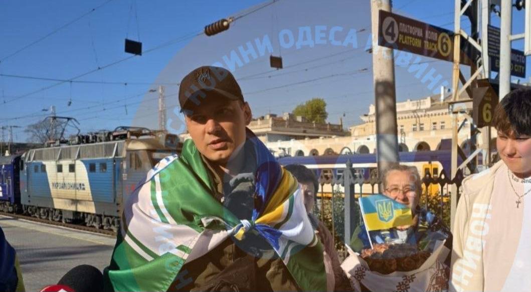 Після 4-х років полону на одеському вокзалі зустріли героя
